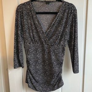 🍍3/$30 | Ann Taylor Black Ruched V Neck 3/4 Top